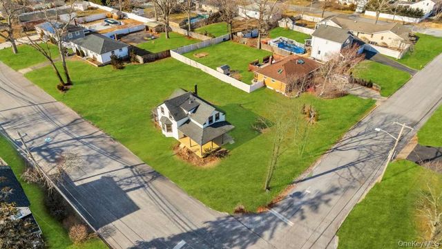 195 Brook Street, Oakdale, NY 11769