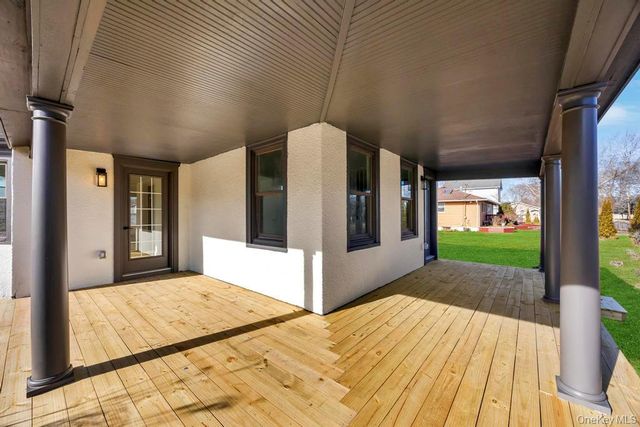 195 Brook Street, Oakdale, NY 11769