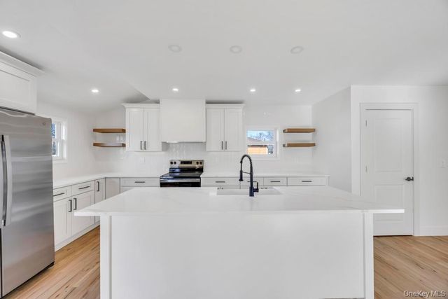 195 Brook Street, Oakdale, NY 11769