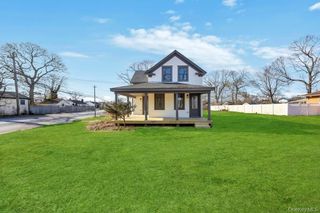 195 Brook Street, Oakdale, NY 11769