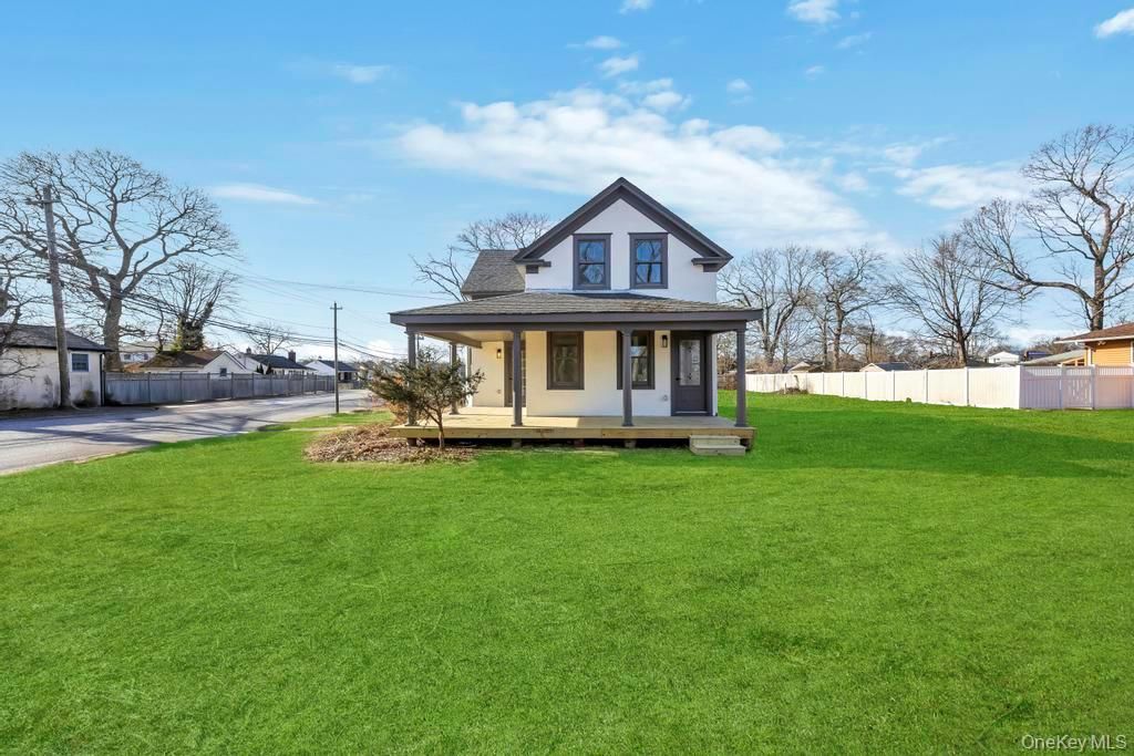 195 Brook Street, Oakdale, NY 11769