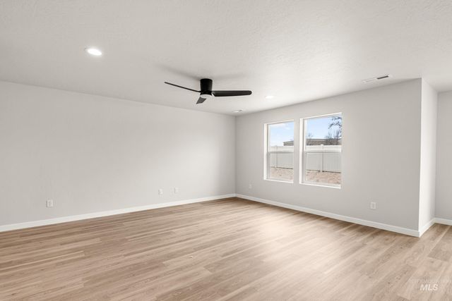 2382 W Fallon Lp, Nampa, ID 83651