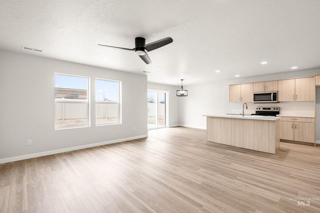 2382 W Fallon Lp, Nampa, ID 83651