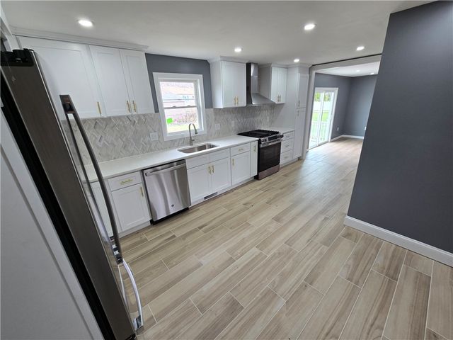 10 Wagon Wheel Lane, Woonsocket, RI 02895