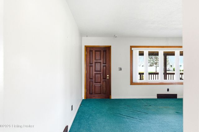 1812 Lewiston Dr, Louisville, KY 40216