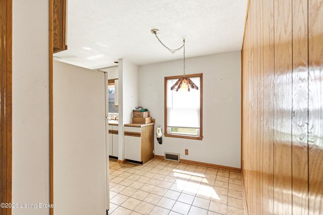 1812 Lewiston Dr, Louisville, KY 40216