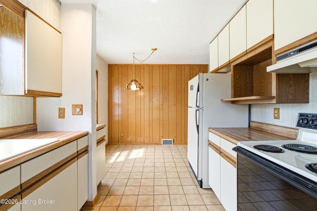 1812 Lewiston Dr, Louisville, KY 40216