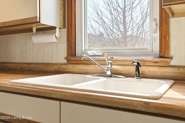 1812 Lewiston Dr, Louisville, KY 40216