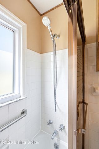 1812 Lewiston Dr, Louisville, KY 40216