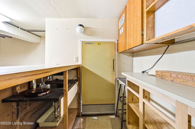 1812 Lewiston Dr, Louisville, KY 40216