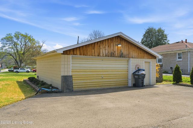 1812 Lewiston Dr, Louisville, KY 40216