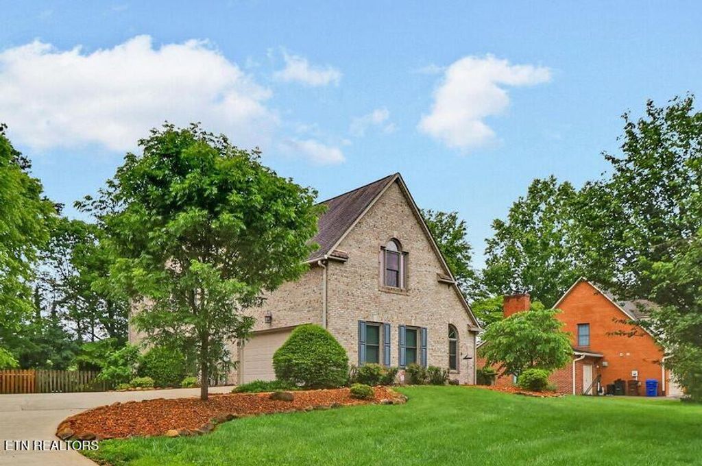 105 W Melbourne Rd, Oak Ridge, TN 37830