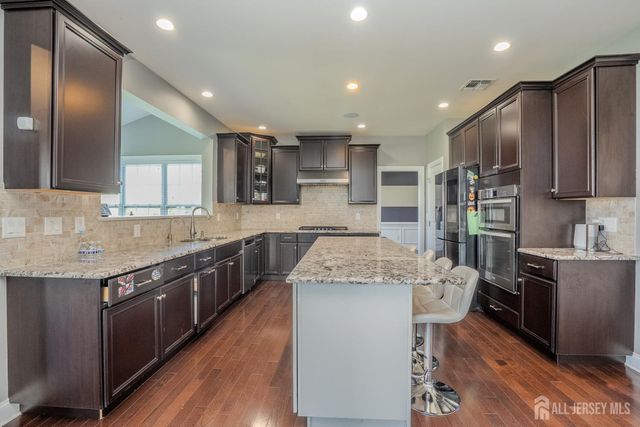27 Greylynne Drive, Monroe, NJ 08831