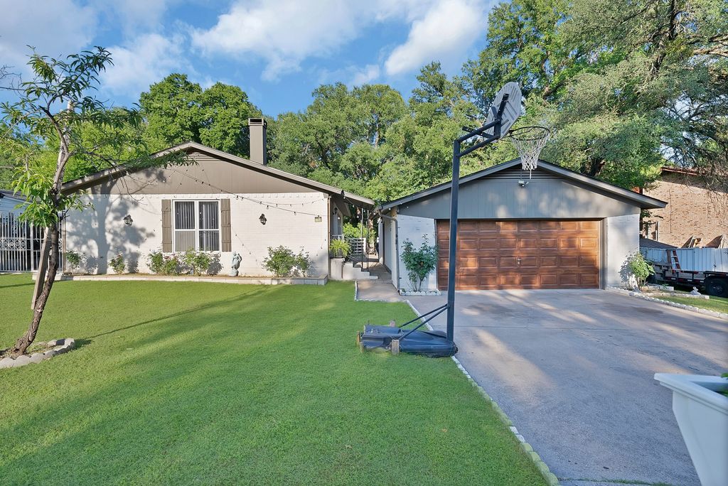1124 Tyra Lane, Fort Worth, TX 76114