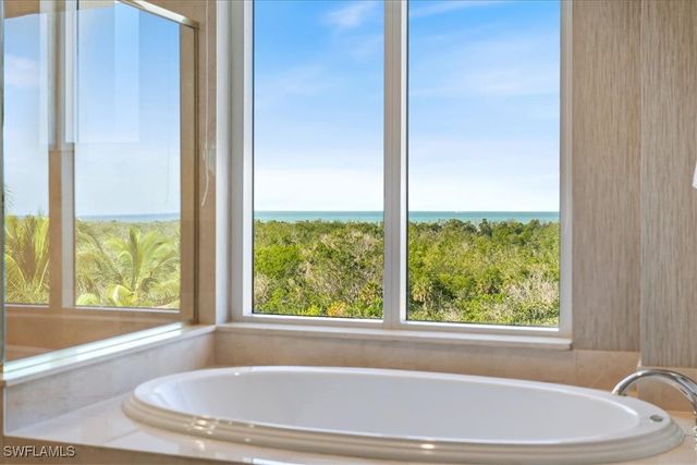 6597 Nicholas BLVD 601, Naples, FL 34108