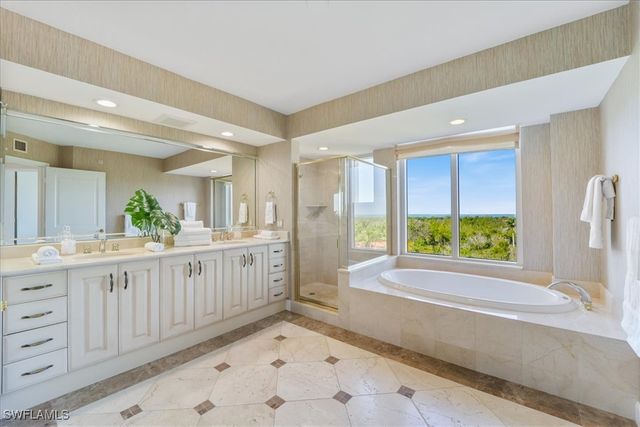 6597 Nicholas BLVD 601, Naples, FL 34108