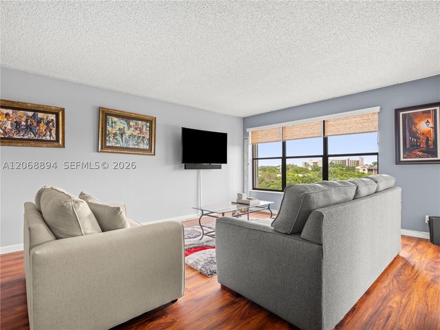 2314 S Cypress Bend Dr, Pompano Beach, FL 33069