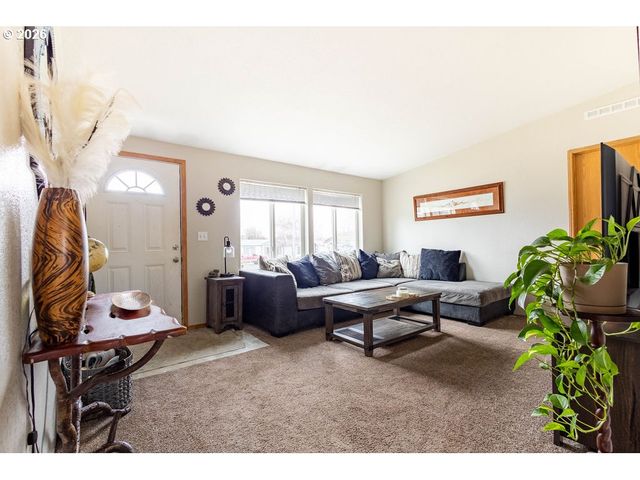 10500 W 5TH St, Island City, OR 97850