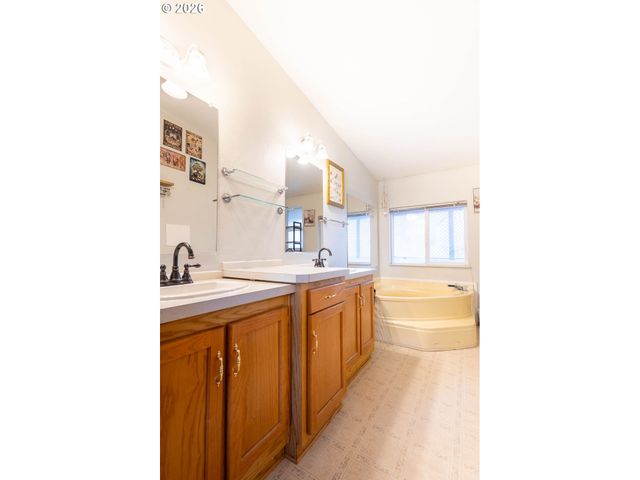 10500 W 5TH St, Island City, OR 97850