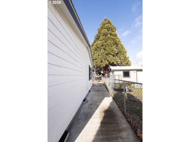 10500 W 5TH St, Island City, OR 97850