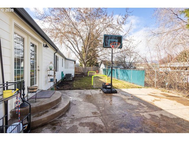 10500 W 5TH St, Island City, OR 97850