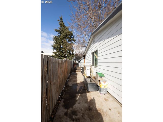 10500 W 5TH St, Island City, OR 97850