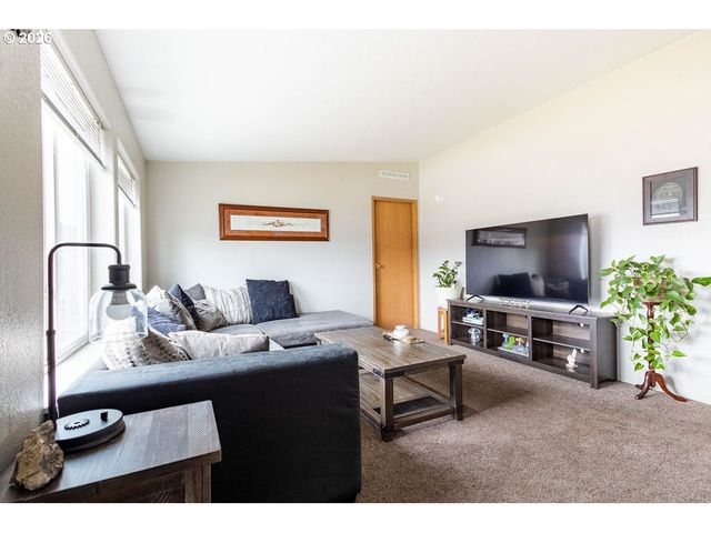 10500 W 5TH St, Island City, OR 97850