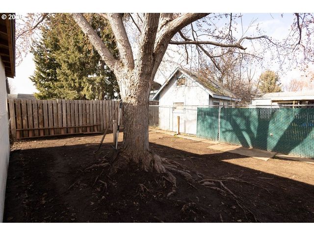 10500 W 5TH St, Island City, OR 97850