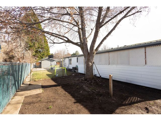 10500 W 5TH St, Island City, OR 97850