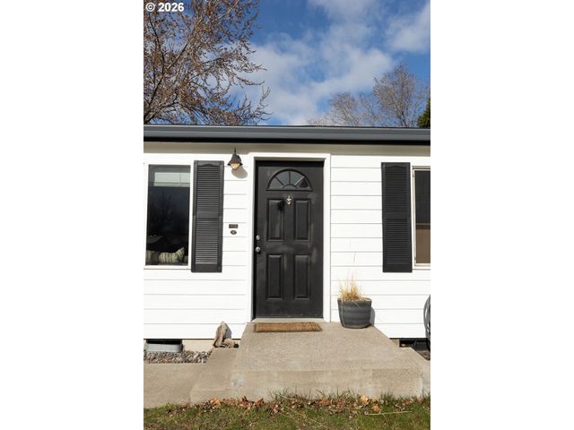 10500 W 5TH St, Island City, OR 97850