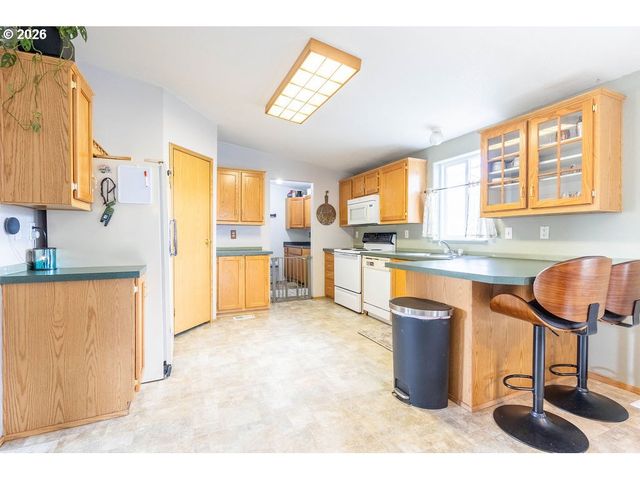 10500 W 5TH St, Island City, OR 97850