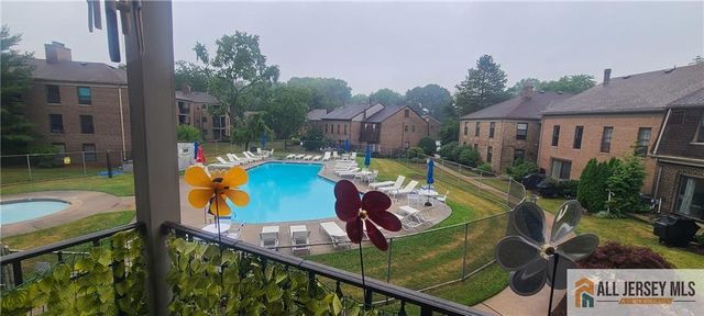 323 Gill Lane 12R, Iselin, NJ 08830