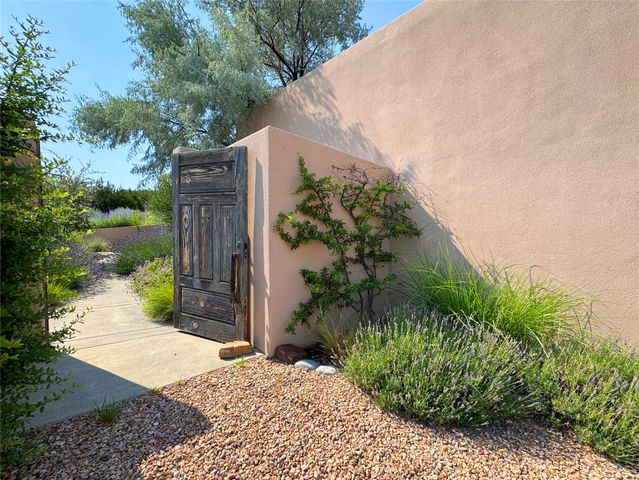 24 Calle Encanto, Tesuque, NM 87506