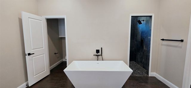 210 Knob Hill Drive, Granbury, TX 76048