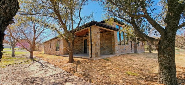 210 Knob Hill Drive, Granbury, TX 76048