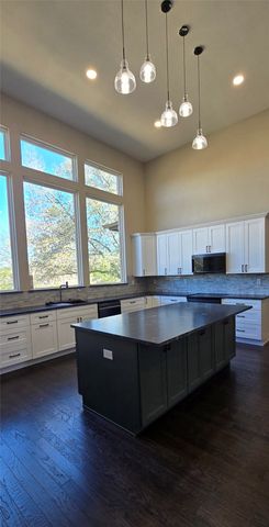 210 Knob Hill Drive, Granbury, TX 76048