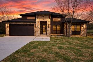 210 Knob Hill Drive, Granbury, TX 76048