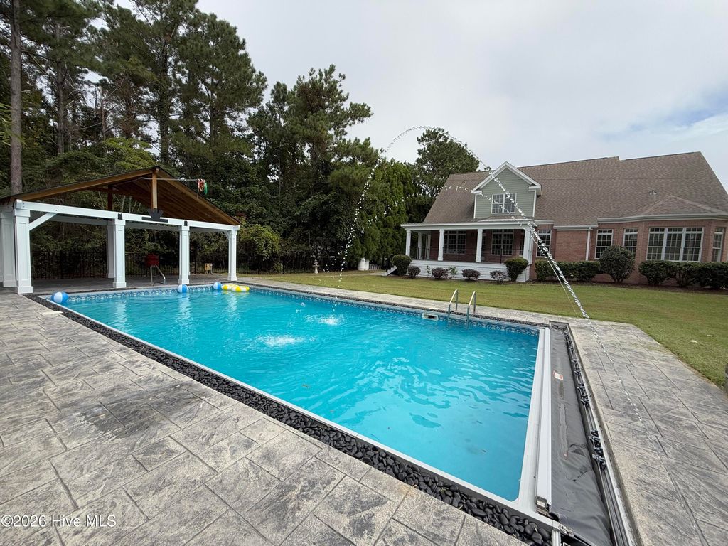 203 Hatteras Court, Hampstead, NC 28443