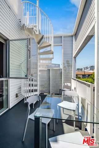 1030 N Kings Road 403, West Hollywood, CA 90069