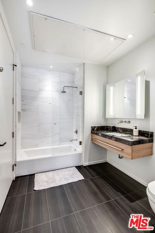 1030 N Kings Road 403, West Hollywood, CA 90069