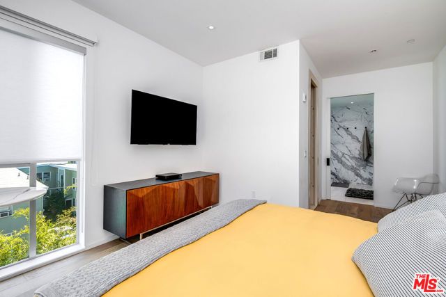 1030 N Kings Road 403, West Hollywood, CA 90069