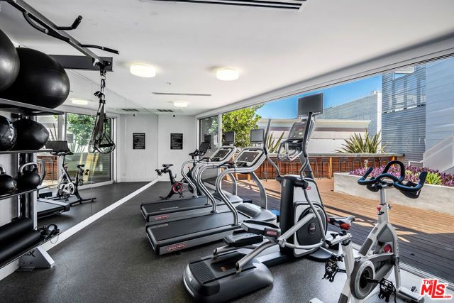 1030 N Kings Road 403, West Hollywood, CA 90069