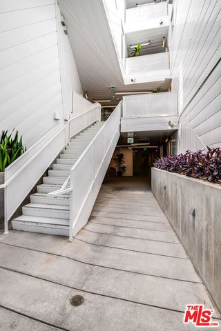 1030 N Kings Road 403, West Hollywood, CA 90069