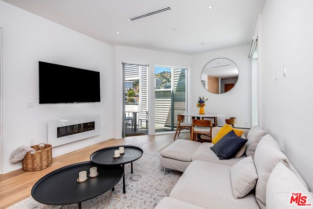 1030 N Kings Road 403, West Hollywood, CA 90069