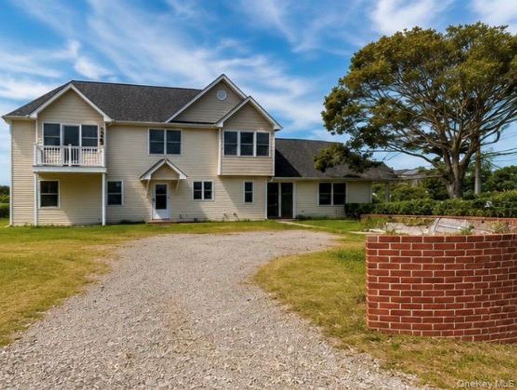 300 S Snedecor Avenue, Bayport, NY 11705