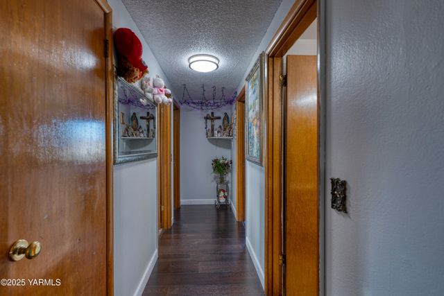 W 1206 2nd St, Grandview, WA 98930