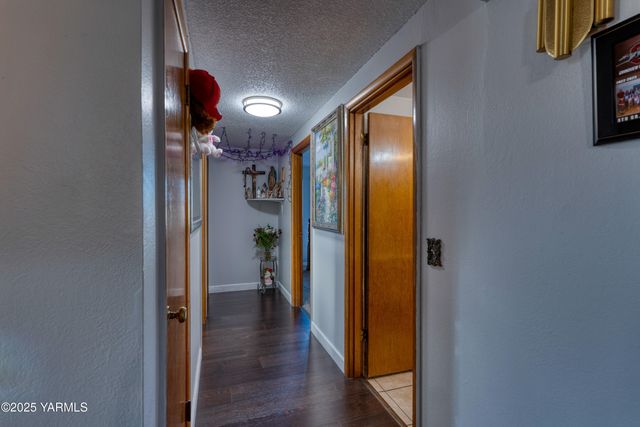 W 1206 2nd St, Grandview, WA 98930