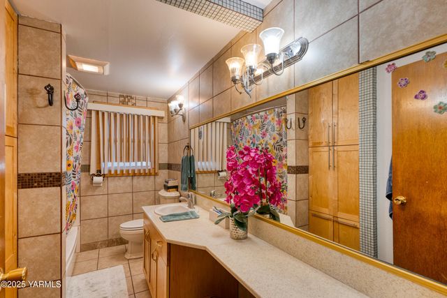 W 1206 2nd St, Grandview, WA 98930