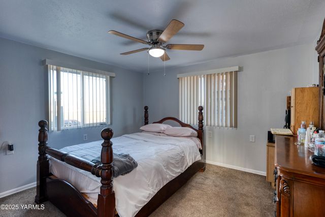 W 1206 2nd St, Grandview, WA 98930