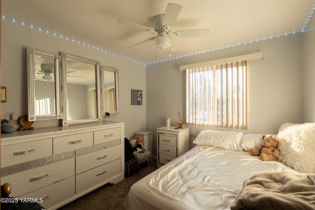 W 1206 2nd St, Grandview, WA 98930